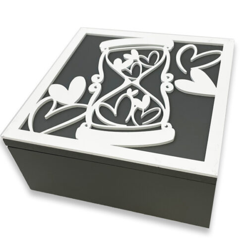 CAJA DE MADERA PARA CÁPSULAS CON DISEÑO DE CORAZONES Y RELOJ DE ARENA